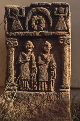 Stele mit zwei menschlichen Figuren